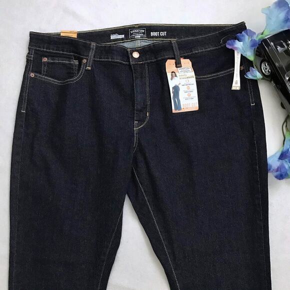 Levi's NWT Dark Wash Shaping Boot Cut Jeans Women 24W Short - Picture 3 of 10